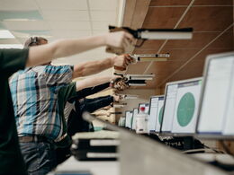 Luftpistolen Schützen beim Wettkampf